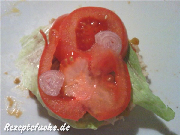 ... mit Tomate und Zwiebel belegen...