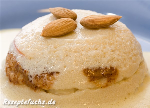 Apfel-Bananen-Grieß-Törtchen mit heißer Vanillesoße