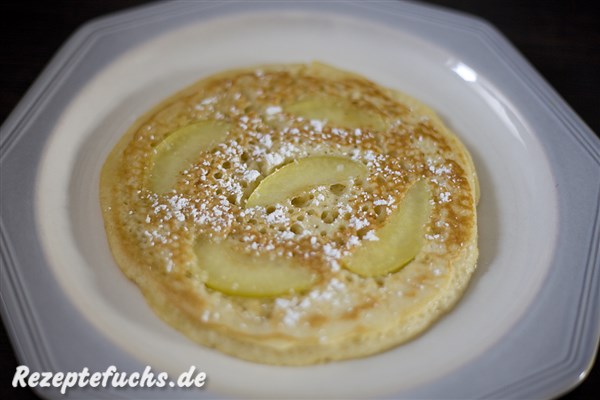 Apfelpfannkuchen mit Puderzucker