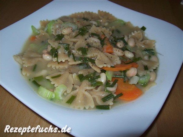 Bohnensuppe mit Vollkornnudeln