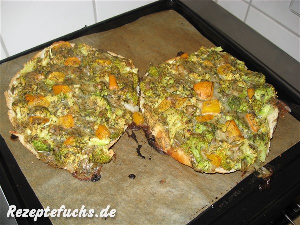 Broccoli-Pide-Pizza mit Dillsauce