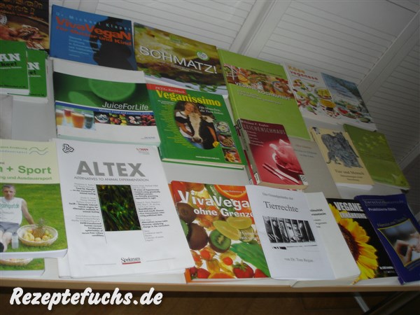 Büchertisch