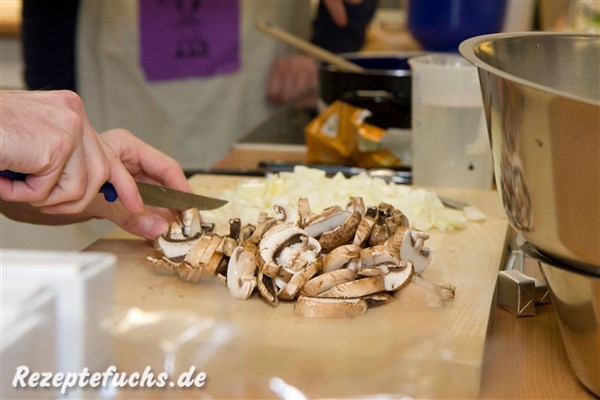 Champignons werden kleingeschnitten