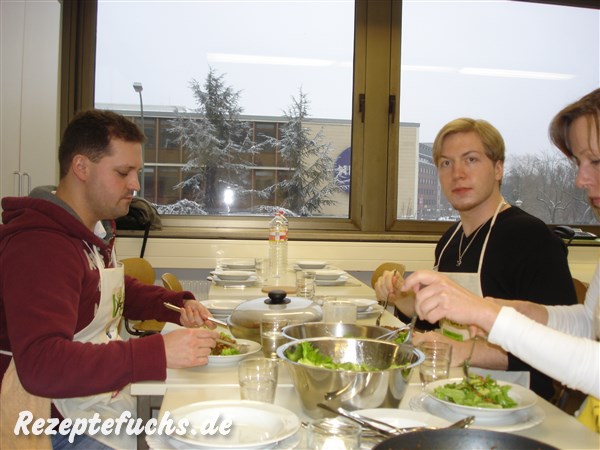 Der Schnetzel-Salat wird gegessen