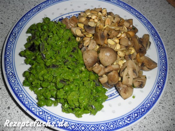 Erbsenpüree mit gebratenen Champignons