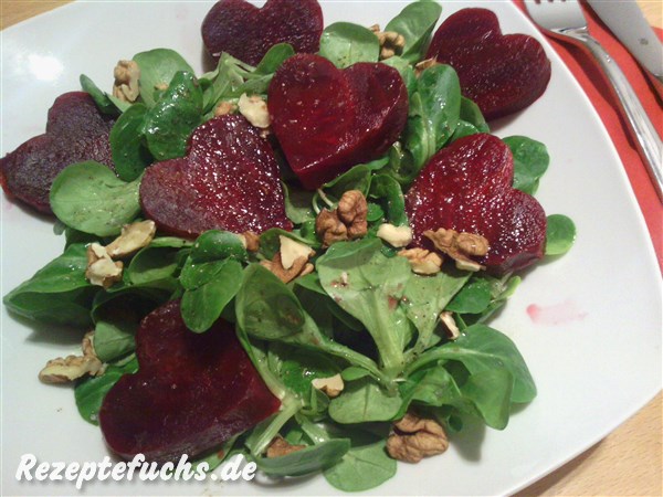 Feldsalat mit Roter Bete und gehackten Walnüssen