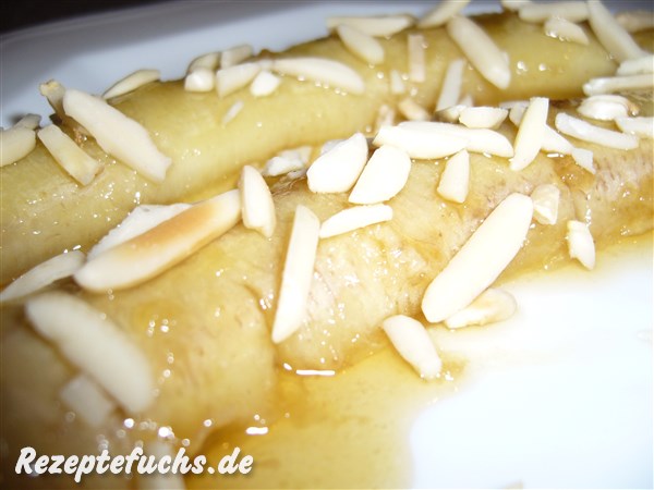 Gebratene Banane mit Ahornsirup und Mandelsplittern