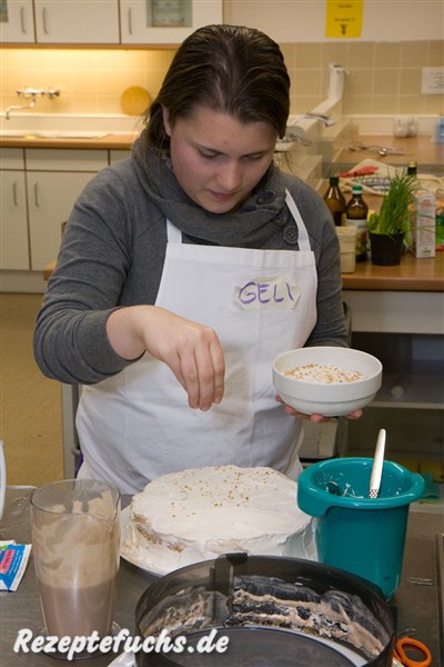 Geli schmückt die Torte