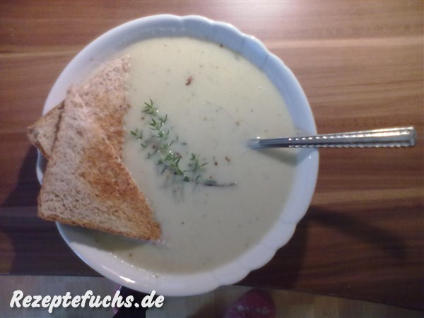 Kohlrabi-Suppe mit Toastbrot