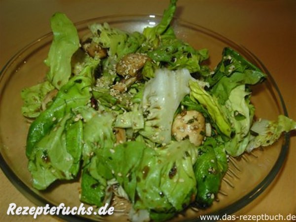 Kopfsalat mit Pilzen und Sesam