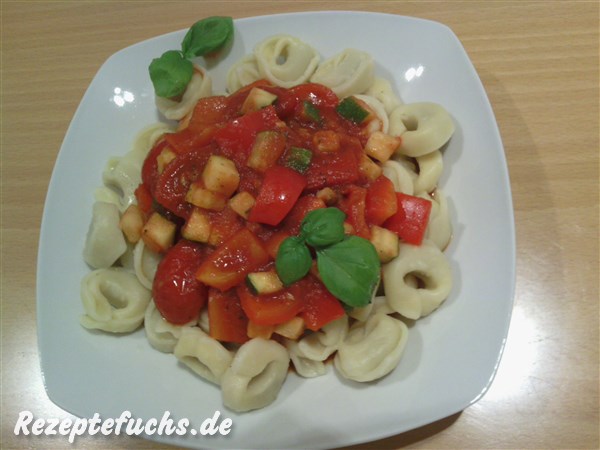 Mediterrane Gemüsesoße mit Tortellini