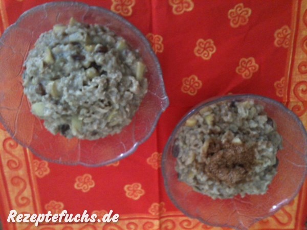 Oatmeal mit Apfel, Rosinen und Zimtzucker