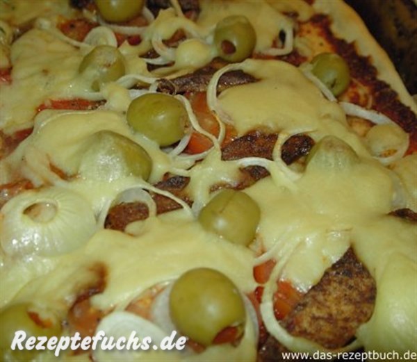 Pizza mit Tofustreifen und Zwiebeln