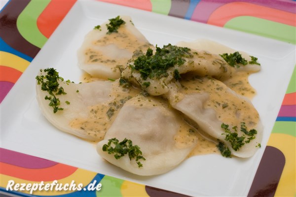 Ravioli mit cremiger Kräutersoße