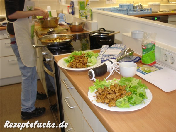 Schnetzel-Salat wird angerichtet