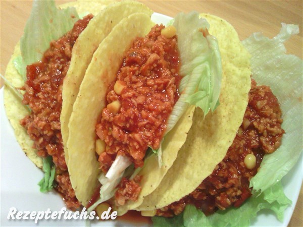 Taco Shells mit Chili und Salat