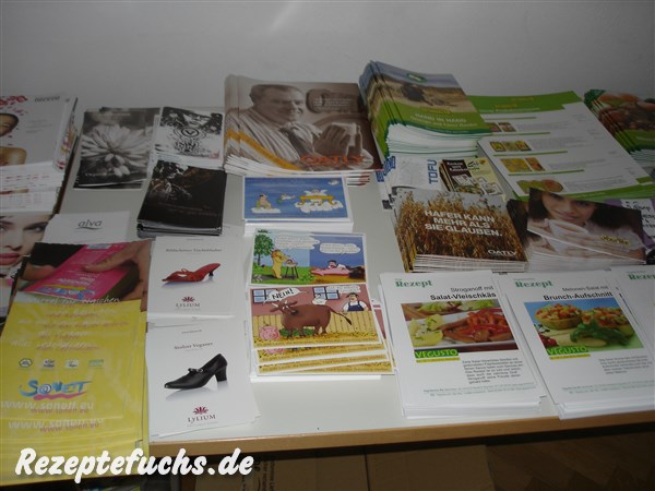 Tische mit Informationsmaterial