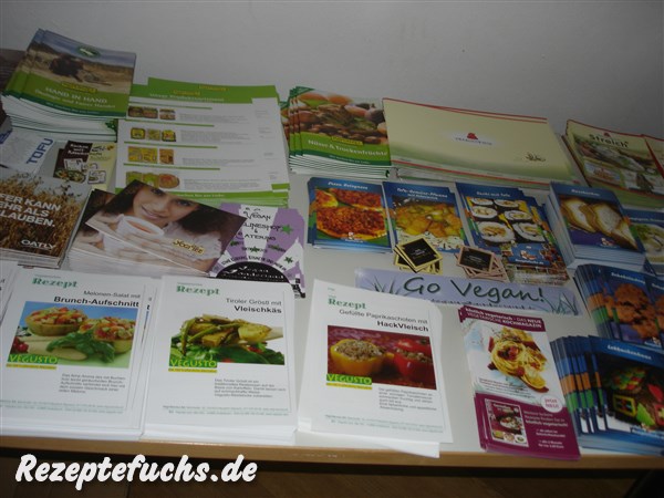 Tische mit Informationsmaterial