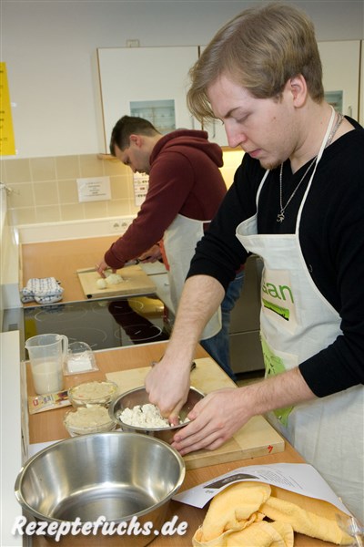 Tofu wird mit einer Gabel zerdrückt