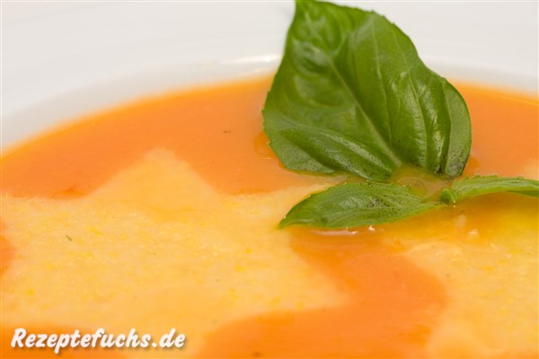 Tomaten-Kartoffel-Suppe mit Polentasternchen