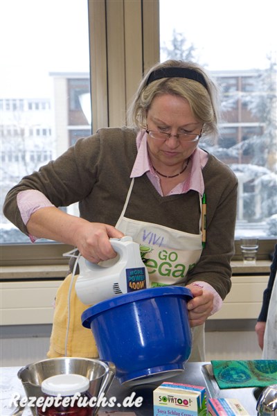 Vivi rührt den Tortenteig