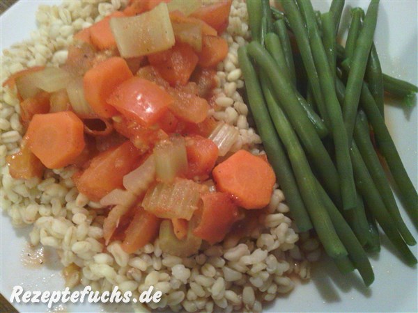 Weizen mit Staudensellerie, Tomaten und Möhren