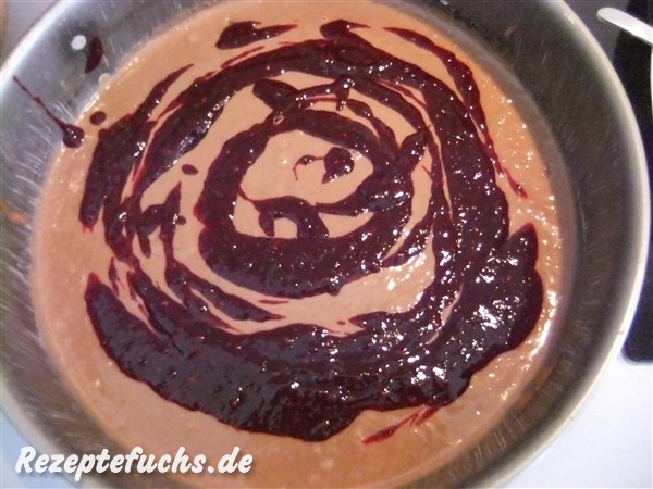 Zombiekuchen: Beerenfüllung verteilen