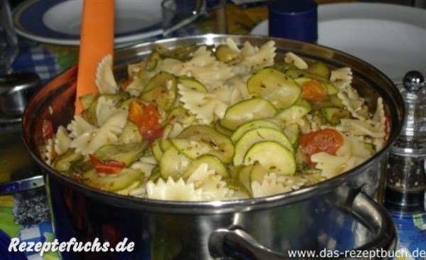 Zucchini-Tomaten-Farfalle Topf