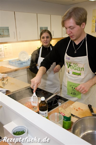 Zwiebeln für die Lasagne werden angebraten