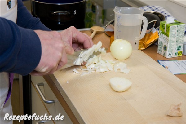 Zwiebeln werden kleingehackt