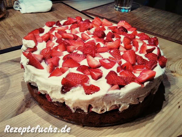 ganze Torte mit Erdbeeren