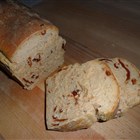 Brot mit getrockneten Tomaten