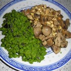 Erbsenpüree mit gebratenen Champignons