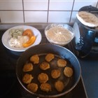 Falafel mit Hummus, Pitabrot und Gemüse