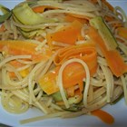 Gemüsespaghetti mit Orangen-Curry-Sauce