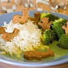 Tofutiere mit Reis, Broccoli und Kokos-Curry-Sauce