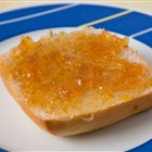 Zierquittenmarmelade auf einem Brötchen