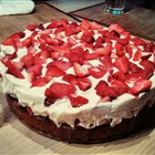 ganze Torte mit Erdbeeren