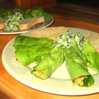 mediterrane Taboulé-Röllchen mit Gurkensalat und Brot