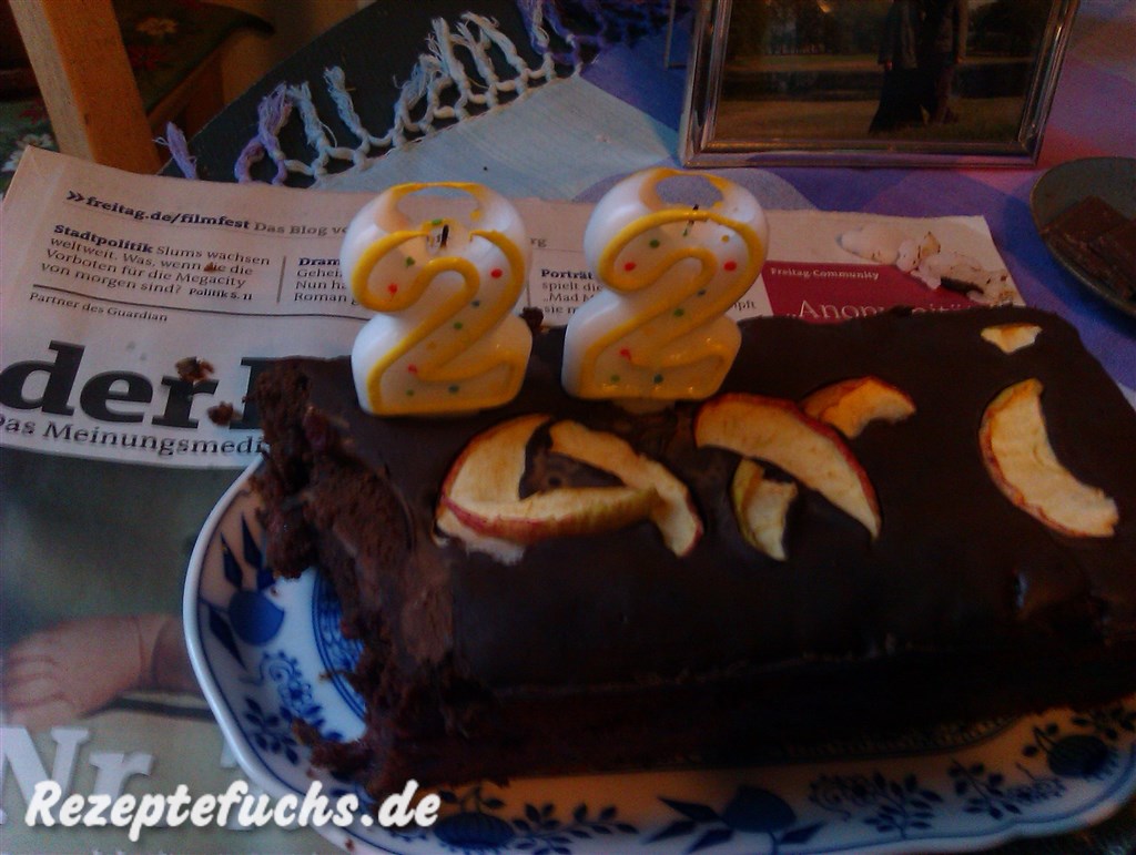 Angeknabberter Kuchen mit Apfelschiffchen Deko