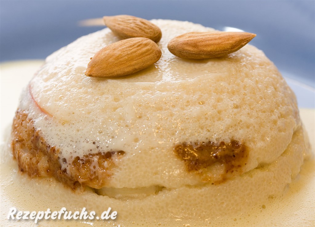 Apfel-Bananen-Grieß-Törtchen mit heißer Vanillesoße