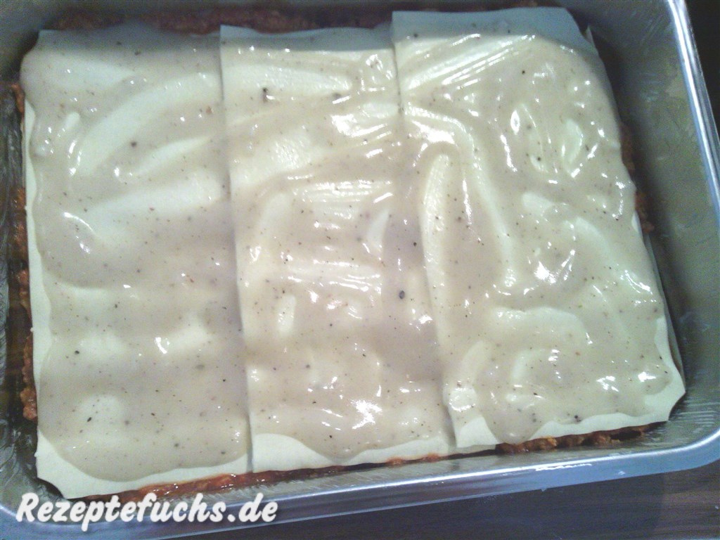 Béchamelsauce, hier für Lasagne