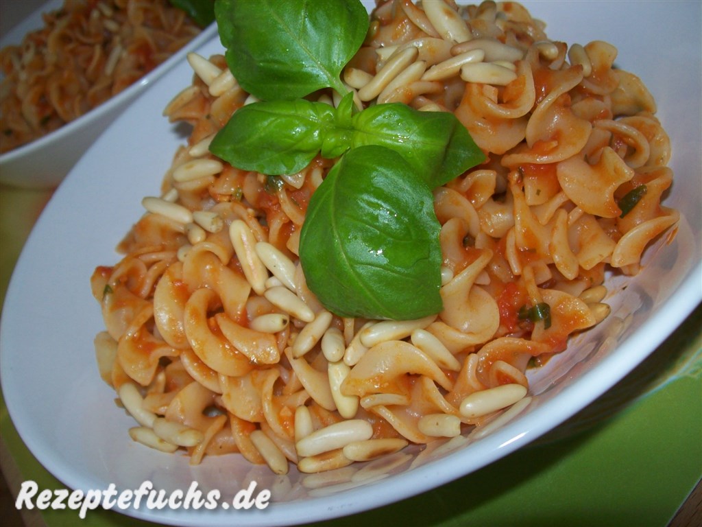 Bandnudeln mit Pinienkernsauce