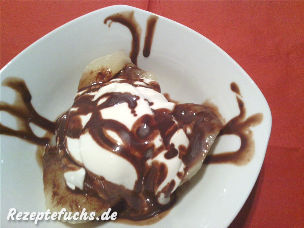 Birne Helene mit Schlagsahne und Schokoladensoße