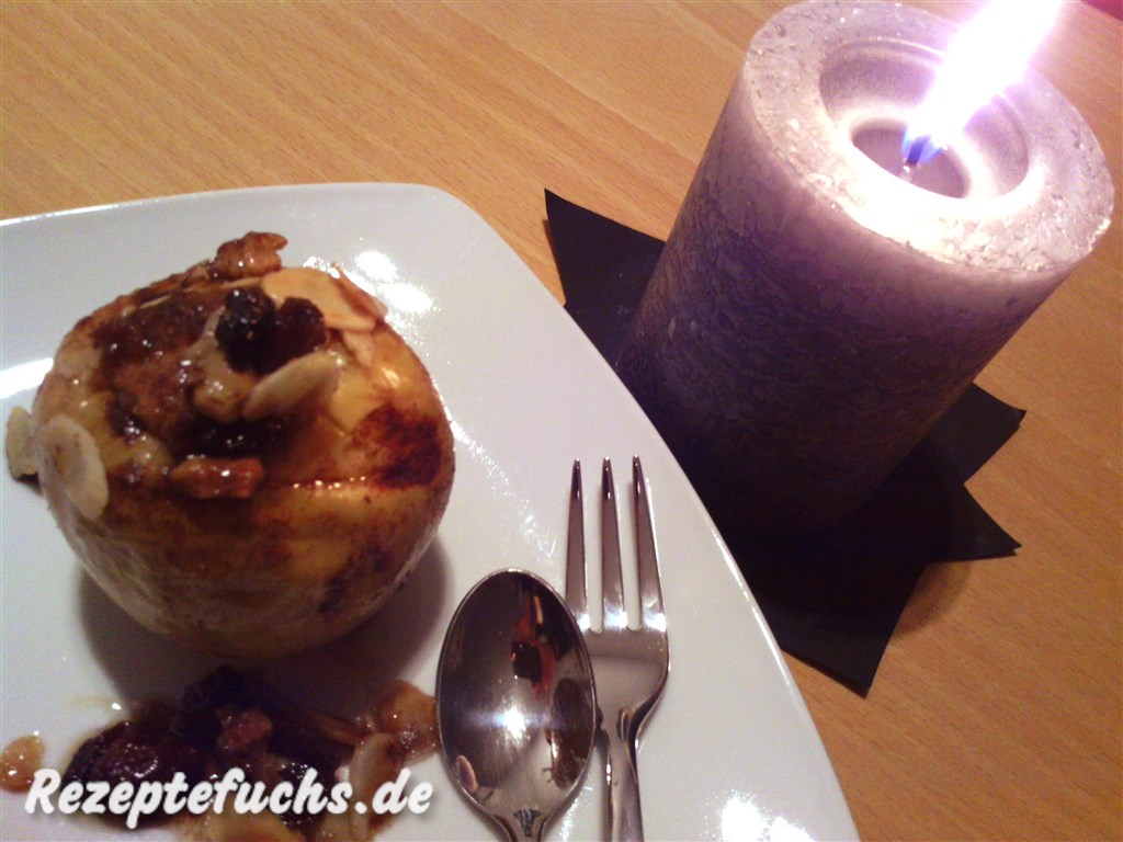 Bratapfel mit Marzipan und Nüssen