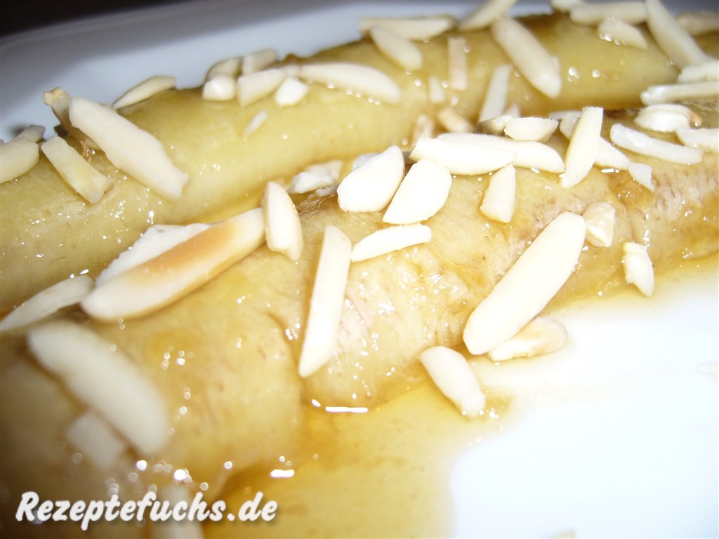 Gebratene Banane mit Ahornsirup und Mandelsplittern