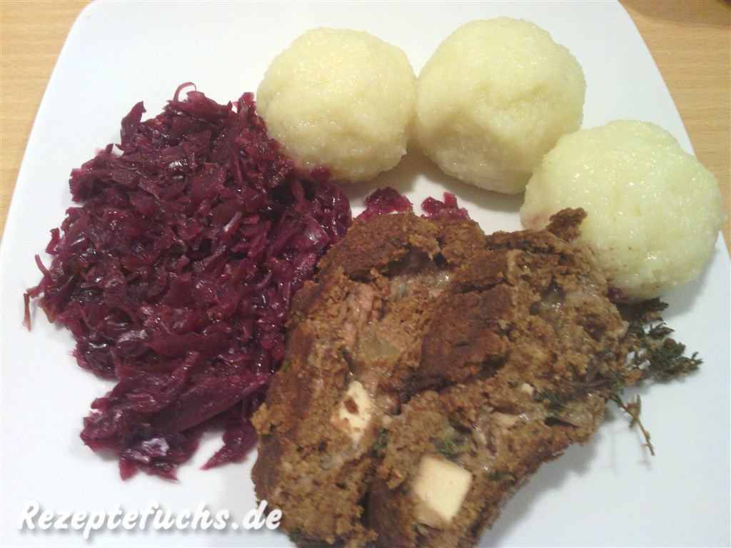 Gefüllter Linsenbraten mit Knödeln und Rotkohl