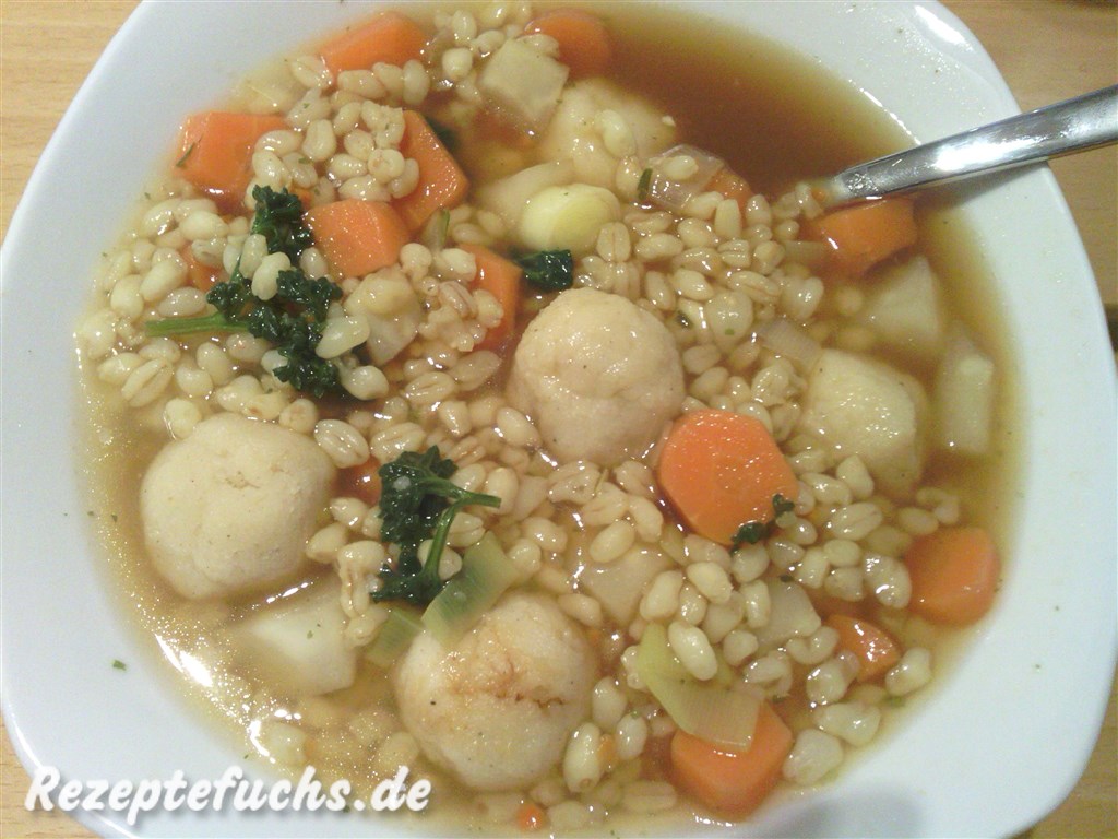 Gemüsesuppe mit Grießklößchen