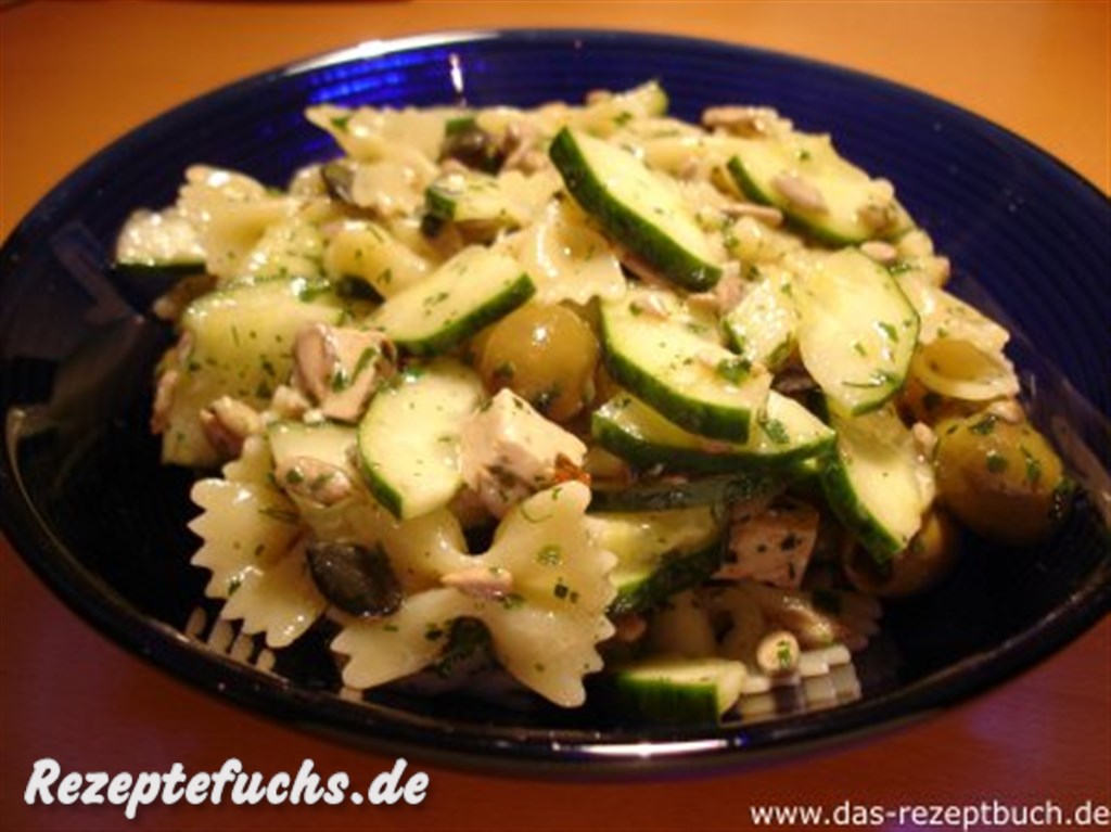 Gurke-Nudel-Salat mit Oliven