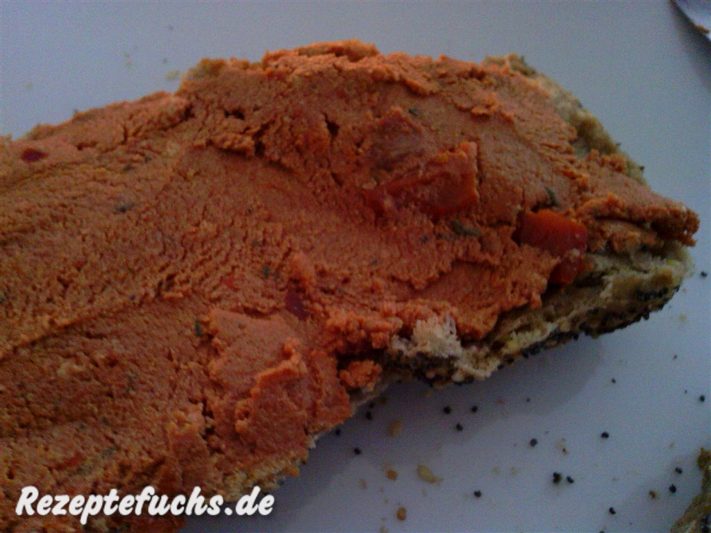 Herzhafter Brotaufstrich mit getrockneten Tomaten